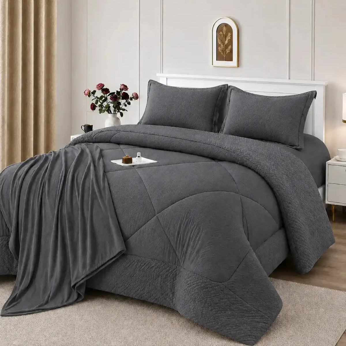 Set de cobertor Queen de 7 piezas en gris oscuro, de la marca Enigma Store, con mantas y fundas en la imagen.