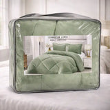 Cobertor verde y fundas premium de la marca Enigma Store, con textura suave y detalles elegantes para cama y sofá.