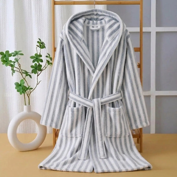 Bata de baño de microfibra con franjas para spa en color neutro, diseñada por Enigma Store, vista en la imagen.