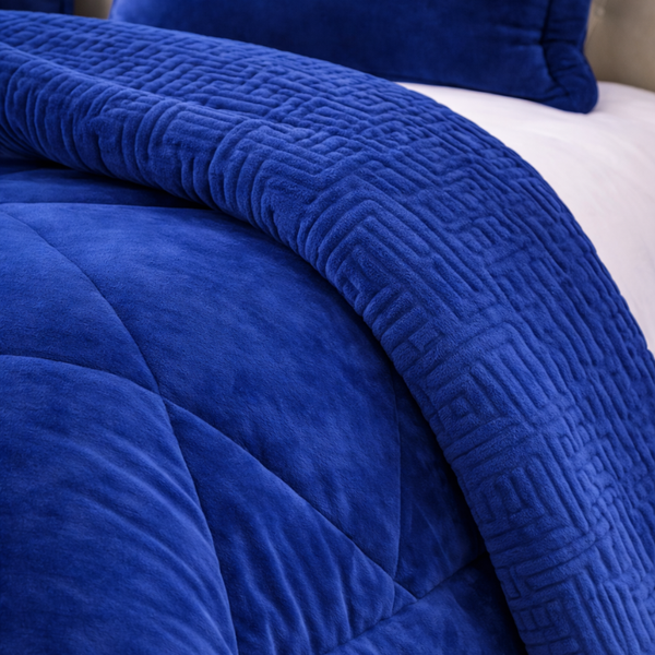 Cobertor azul y fundas premium de Enigma Store en una imagen que muestra la textura y el diseño del conjunto.