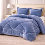 Cobertor celeste de Enigma Store con fundas premium, textura suave y diseño elegante para decoración y comodidad en el hogar.