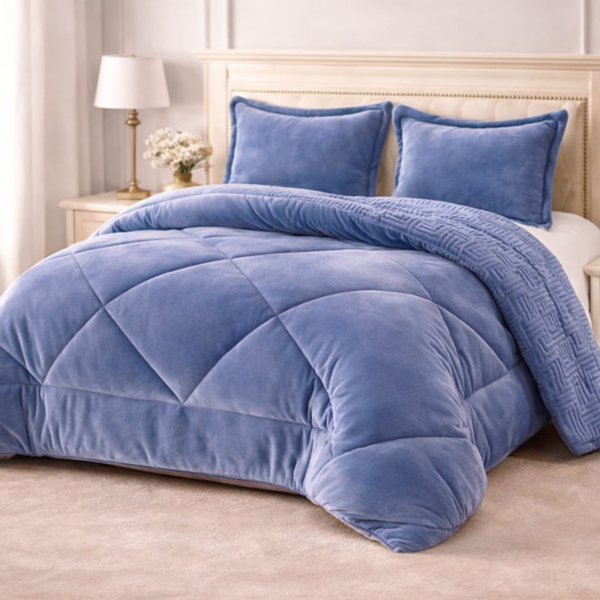 Cobertor celeste de Enigma Store con fundas premium, textura suave y diseño elegante para decoración y comodidad en el hogar.