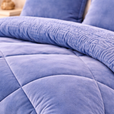 Cobertor celeste de la marca Enigma Store con fundas premium, tejido suave y cómodo para cama y descanso.