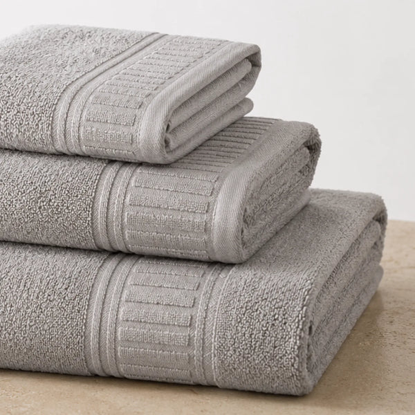 Conjunto de 3 toallas de baño Enigma Store en algodón 100% con peso 700 GSM, mostrando textura suave y tamaño grande.