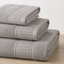 Conjunto de 3 toallas de baño Enigma Store en algodón 100% con peso 700 GSM, mostrando textura suave y tamaño grande.