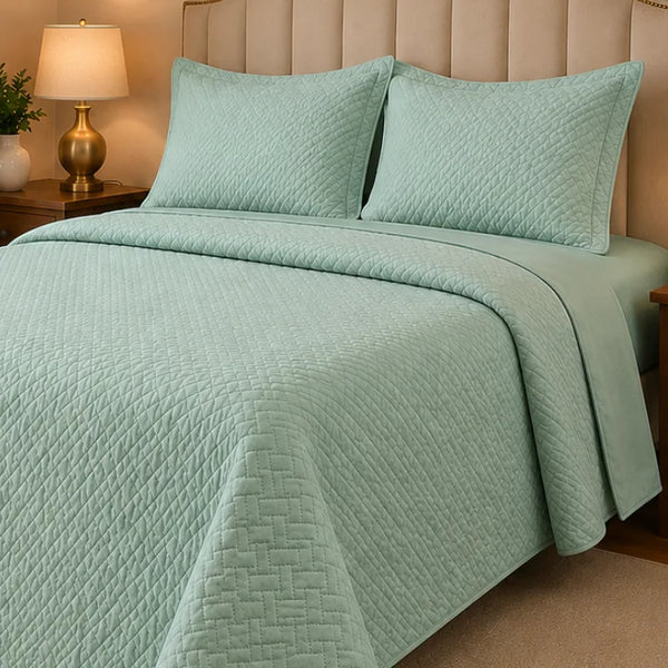 Cubrecama quilt liso bordado para 2 plazas con 7 piezas y cortinas, en colores neutros, de Enigma Store, muestra detalles de bordado.