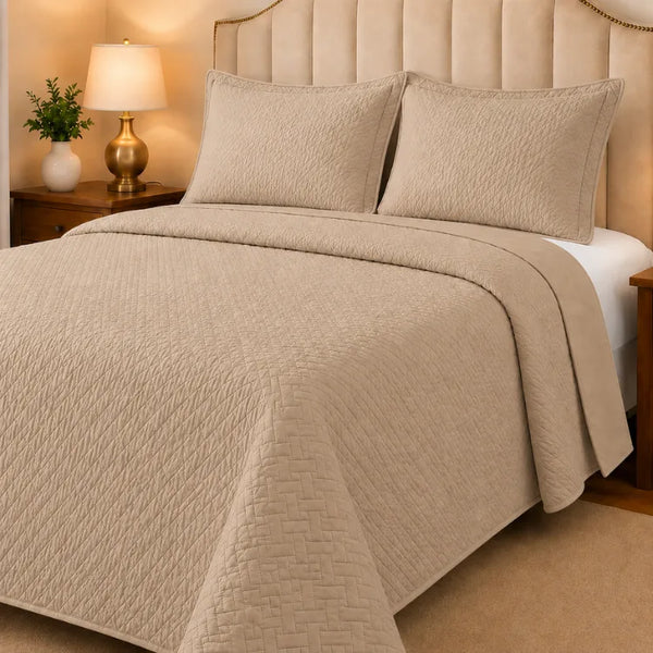 Cubrecama quilt liso bordado para 2 plazas con 7 piezas y cortinas, en colores neutros, de la marca Enigma Store.
