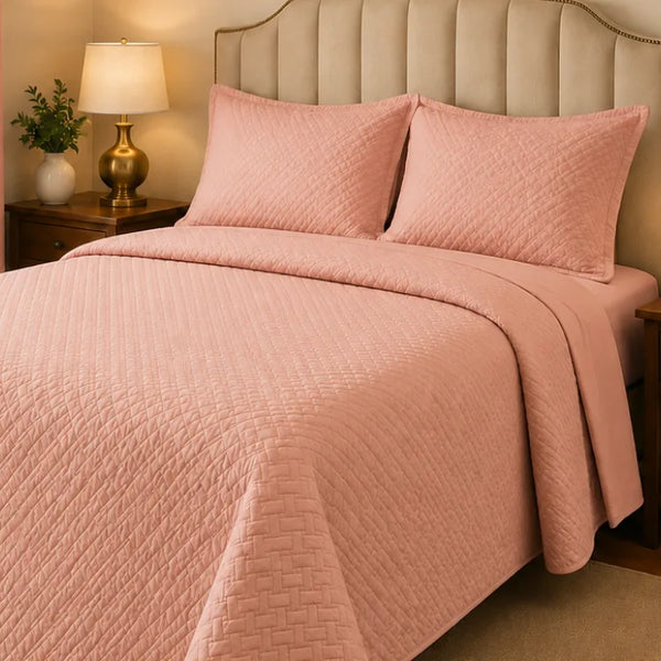 Cubrecama de 2 plazas Enigma Store con bordado liso, incluye 7 piezas y cortinas a juego, en tonos suaves y elegantes.