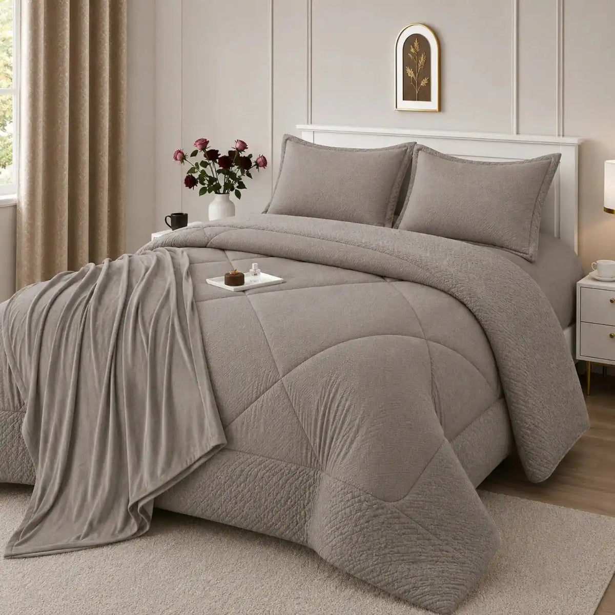 Set de cobertor tamaño queen de 7 piezas en color taupe de la marca Enigma Store, con diseño suave y elegante.