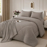 Set de cobertor tamaño queen de 7 piezas en color taupe de la marca Enigma Store, con diseño suave y elegante.