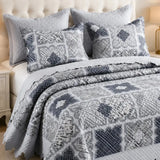 Cubrecama quilt bordado King de 5 piezas con diseño geométrico de Casa Eterna en colores suaves y detalles elegantes.