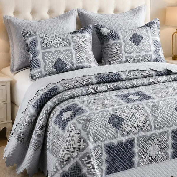 Cubrecama quilt bordado King de 5 piezas con diseño geométrico de Casa Eterna en colores suaves y detalles elegantes.