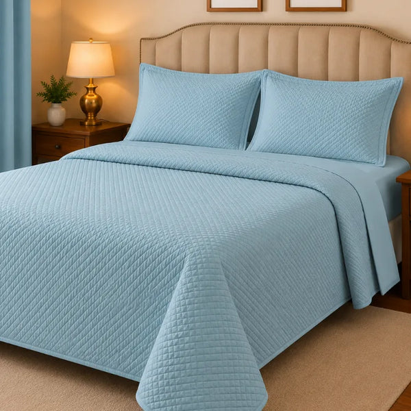 Cubrecama quilt liso bordado para cama de 1,5 plazas con 6 piezas y cortinas, de la marca Enigma Store.