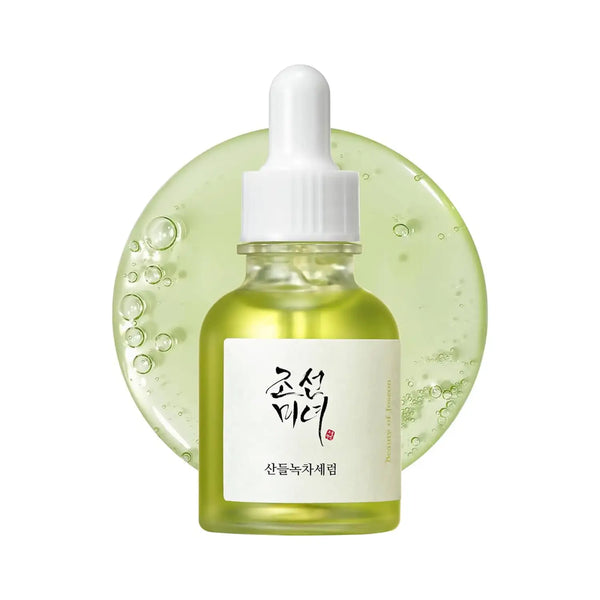 Suero calmante Beauty of Joseon con té verde y panthenol en frasco de 30ml, con envase y textura del producto visible.
