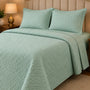 Cubrecama tipo quilt liso con bordado para 2 plazas, incluye 7 piezas y cortinas, de la marca Casa Eterna.