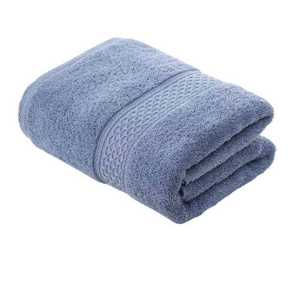 Toalla de baño de cuerpo en algodón grueso de la marca Enigma Store, textura suave y absorbente, lista para su uso.