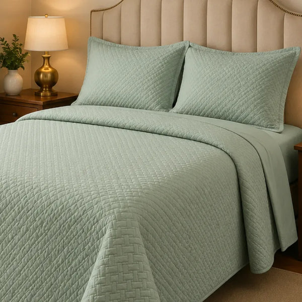 Cubrecama liso con bordado para 2 plazas, juego de 7 piezas con cortinas, en colores suaves y diseño elegante.