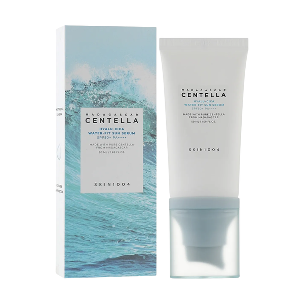 Suero solar hidratante SKIN1004 Hyalu-Cica Water-Fit Sun Serum en botella de 50 ml, con ingredientes coreanos para protección y cuidado de la piel