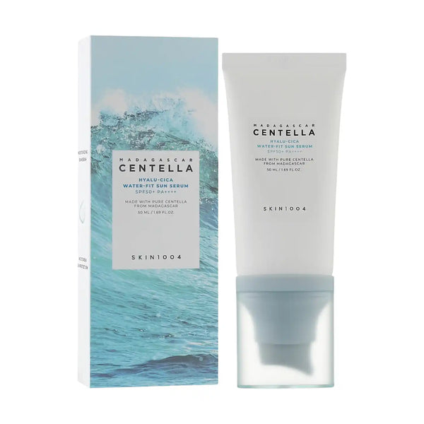 Suero solar hidratante SKIN1004 Hyalu-Cica Water-Fit Sun Serum en botella de 50 ml, con ingredientes coreanos para protección y cuidado de la piel