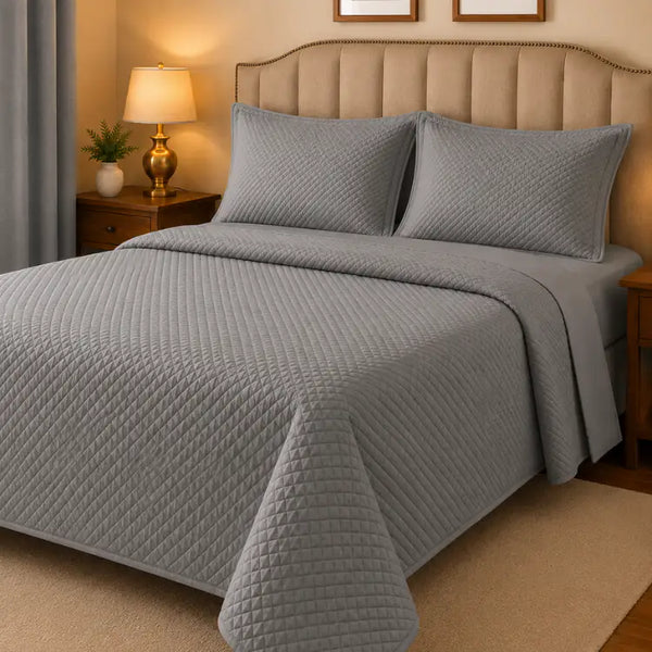 Cubrecama Quilt Liso Bordado 1,5 Plazas 6 Piezas con Cortinas