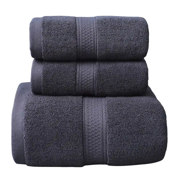 Tres toallas de baño y mano de algodón de Enigma Store en tonos blancos y suaves, perfectas para uso hotelero y doméstico.