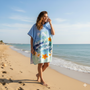 Toalla con capucha para playa de mujer, tipo surf poncho, en color azul con broches, de la marca Enigma Store.