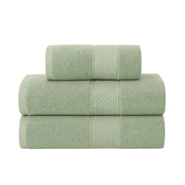 Set de 3 toallas de baño y mano Enigma Store en colores suaves, con textura acolchada y tamaño cómodo para uso diario.