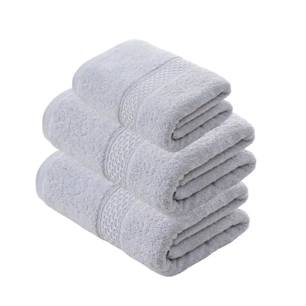 Tres toallas de baño y mano de la marca Enigma Store, en colores suaves y texturizadas, perfectas para uso diario.