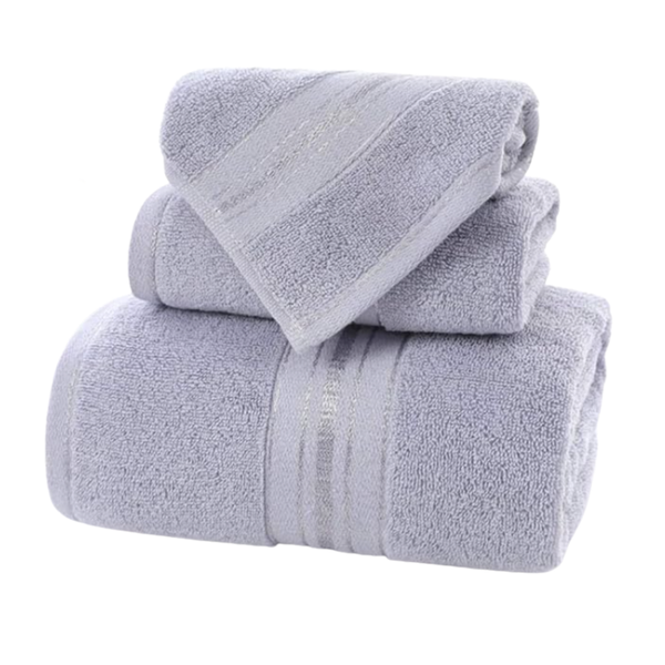 Tres toallas de cuerpo, mano y cara de algodón absorbente en color blanco, ideales para uso diario y cuidado personal.