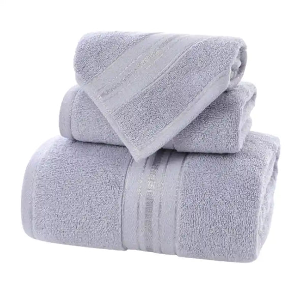 Tres toallas de cuerpo, mano y cara de algodón absorbente en color blanco, ideales para uso diario y cuidado personal.