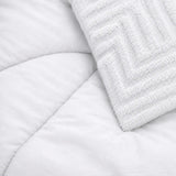 Set de cobertor Queen de 7 piezas en color blanco, de la marca Enigma Store, con diseños suaves y tejidos cómodos.