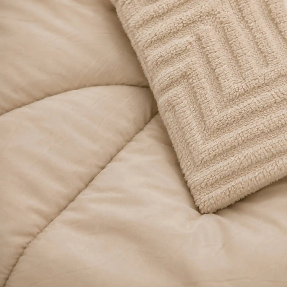Set de cobertor queen de 7 piezas en color beige, ropa de cama elegante y suave de la marca Enigma Store.