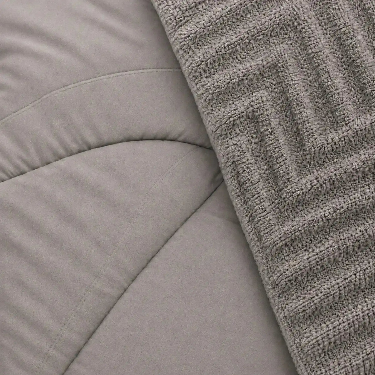 Juego de cobertor Queen de 7 piezas en color taupe de Enigma Store, con mantas y fundas decorativas.