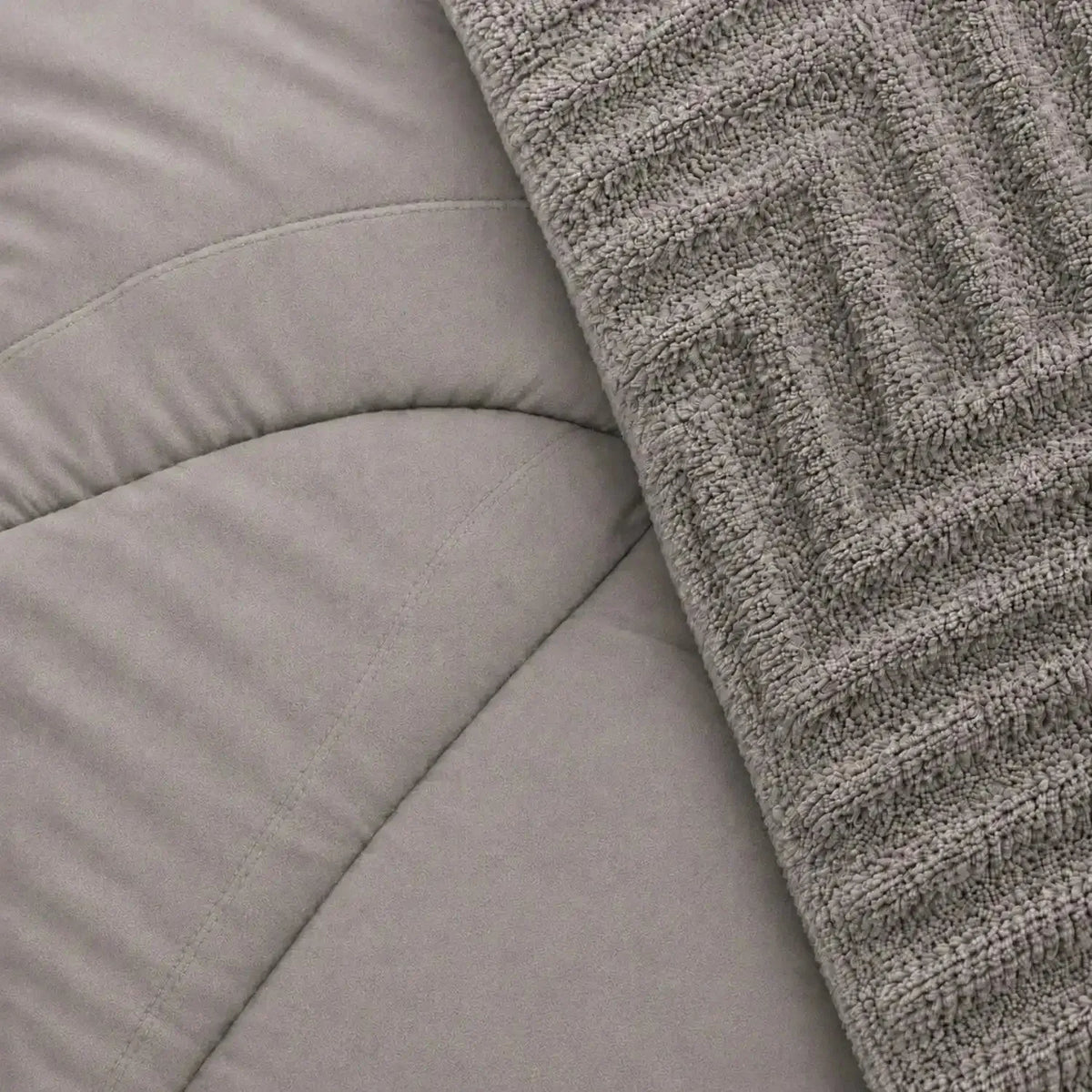 Juego de cobertor Queen de 7 piezas en color taupe de Enigma Store, con mantas y fundas decorativas.