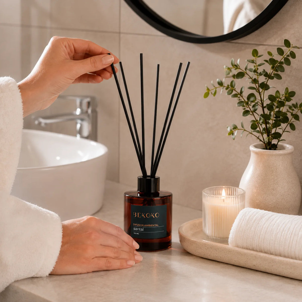 Difusor ambiental BEKOKO con varillas y aroma a sándalo y ámbar, 150ml, en frasco elegante para decorar y perfumar espacios.