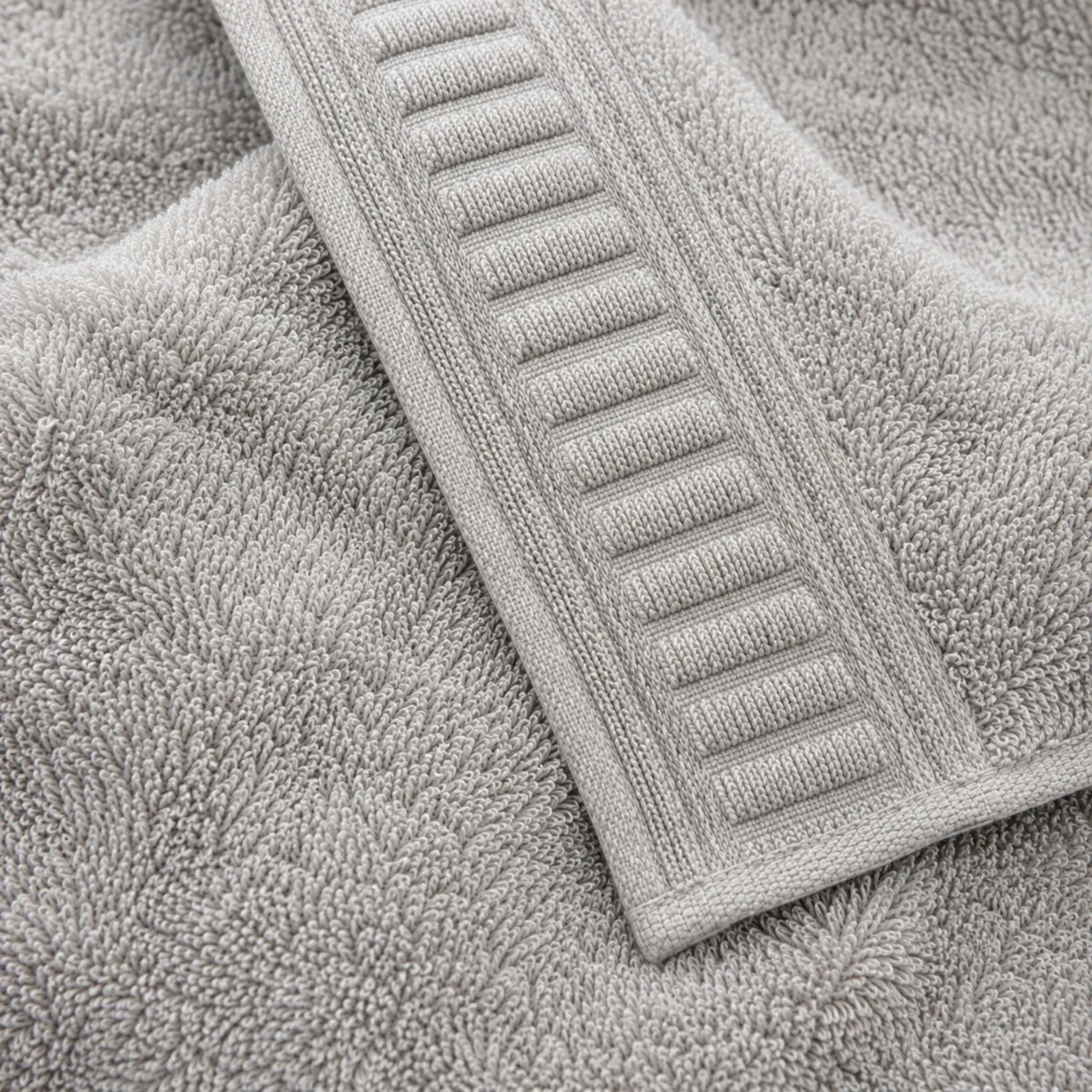 Set de toallas de baño premium de 3 piezas, 100% algodón, con textura suave y peso de 700 GSM, en color blanco.