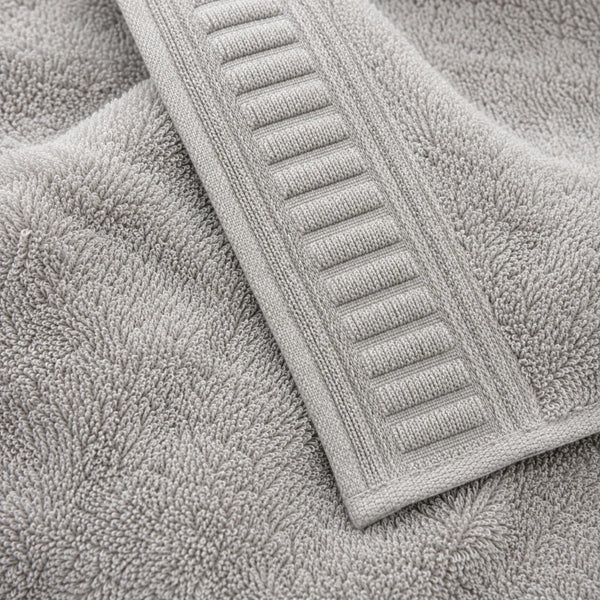 Set de toallas de baño premium de 3 piezas, 100% algodón, con textura suave y peso de 700 GSM, en color blanco.