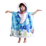 Toalla capucha de playa tipo poncho para niños en microfibra, en colores vibrantes, ideal para secarse después de nadar.