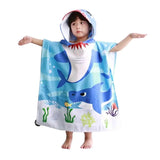 Toalla capucha de playa tipo poncho para niños en microfibra, en colores vibrantes, ideal para secarse después de nadar.