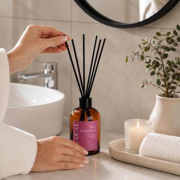 Difusor ambiental BEKOKO con varillas rosa dragónfruta y ámbar, 250ml, visible en la imagen con envase y varillas decorativas