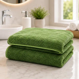 Set de 2 toallas de baño grandes de microfibra verde en tamaño 90x180cm, ideales para secado rápido y suave.