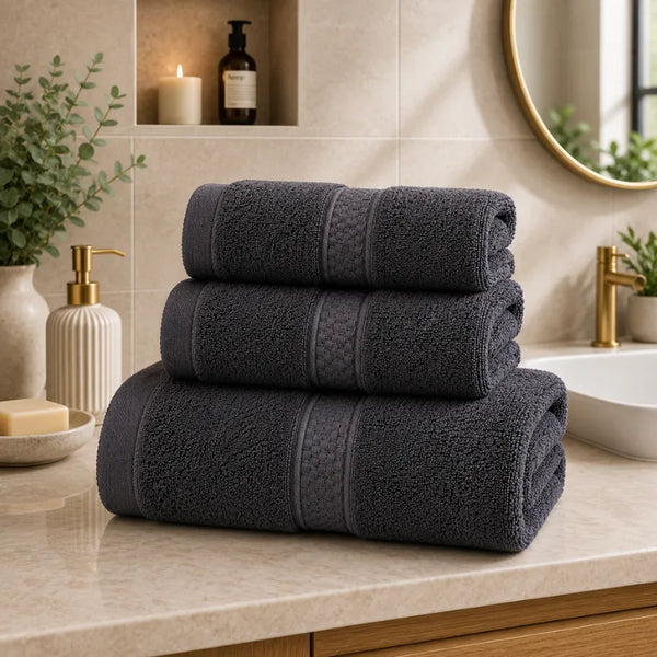 Set de 3 toallas de baño y mano de algodón en colores blancos y grises, de la marca Enigma Store, con textura suave y absorbente.