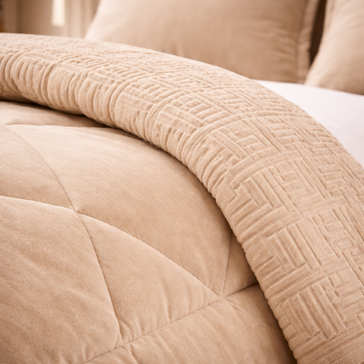 Cobertor beige y fundas premium de Enigma Store, conjunto de mantas suaves y elegantes para decorar y abrigar espacios.