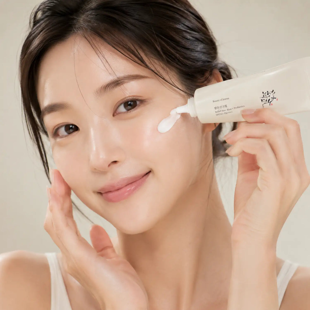 Bálsamo solar Beauty of Joseon Relief Sun con SPF50+ y ingredientes de arroz y probióticos, envase de 50ml para protección solar.