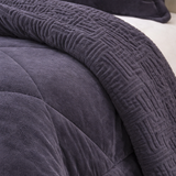 Cobertor gris oscuro con fundas premium de la marca Enigma Store, textura suave y elegante para decorar y abrigar.