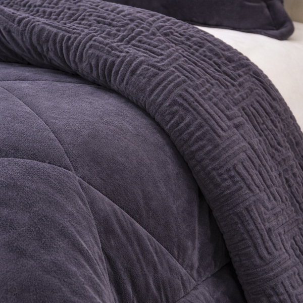 Cobertor gris oscuro con fundas premium de la marca Enigma Store, textura suave y elegante para decorar y abrigar.