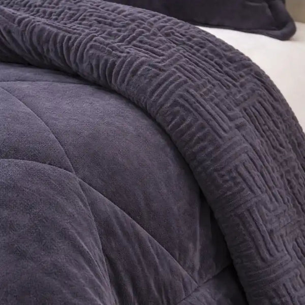 Cobertor gris oscuro con fundas premium de la marca Enigma Store, textura suave y elegante para decorar y abrigar.
