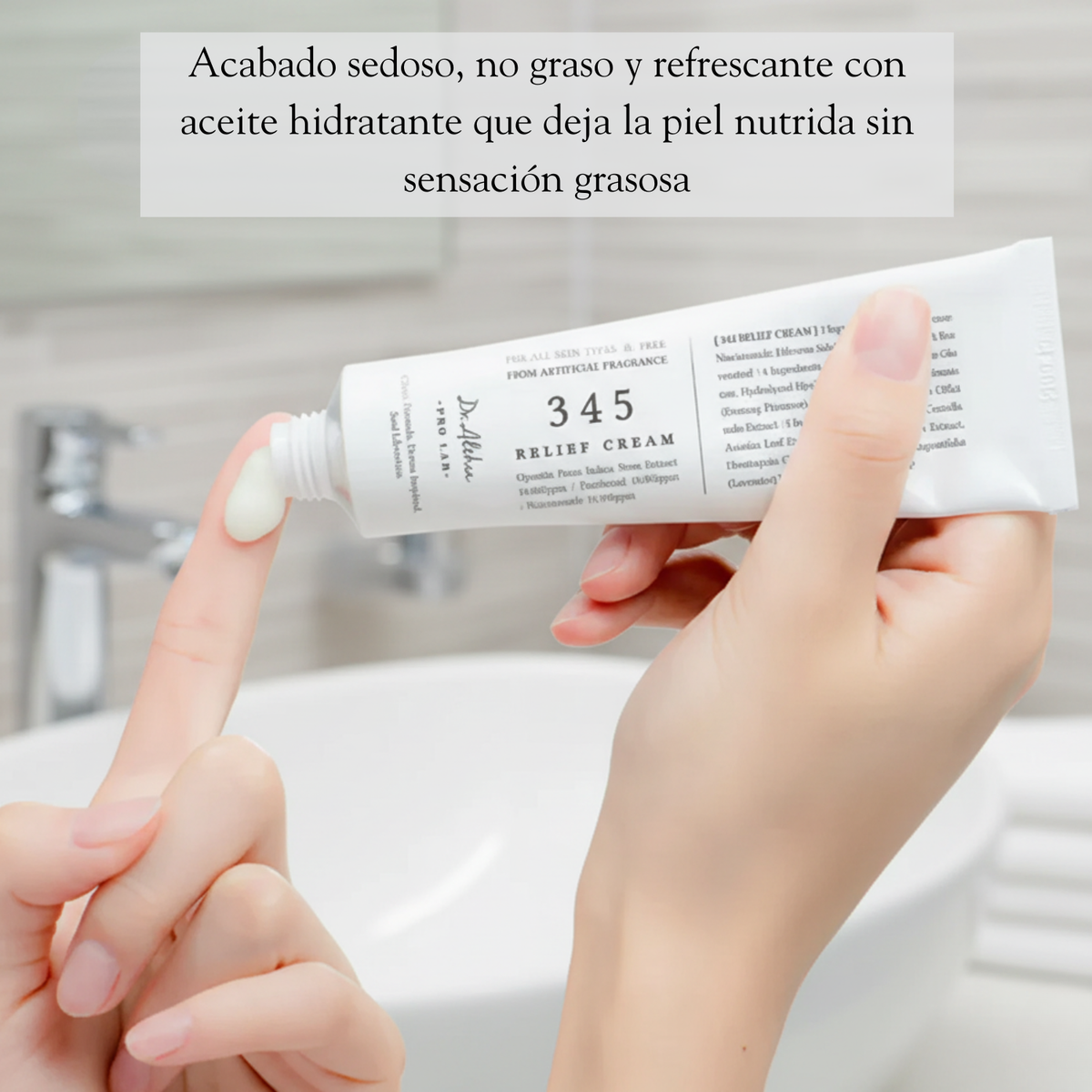 Crema de alivio Dr Althea 345 para cuidado de la piel, frasco con crema blanca en envase de skincare coreano.