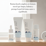 Kit de prueba de cuidado de la piel coreano ROUND LAB 1025 Dokdo con productos en envases pequeños y fórmula hidratante.