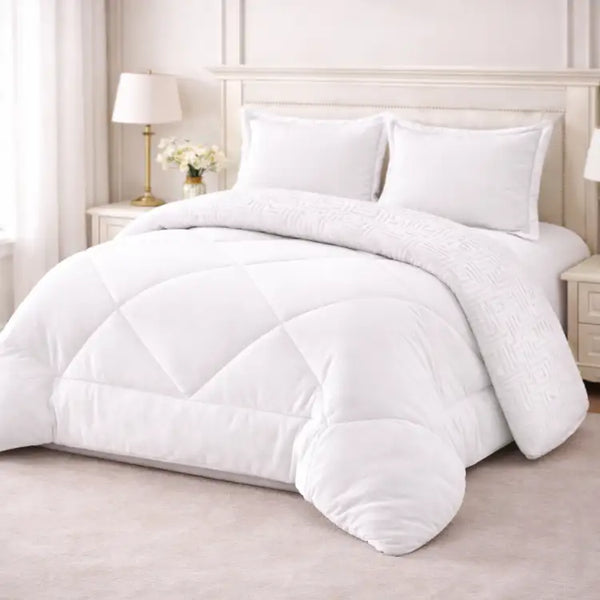 Cobertor blanco y fundas premium de Enigma Store, suave y elegante, ideal para decorar y proteger tu cama.